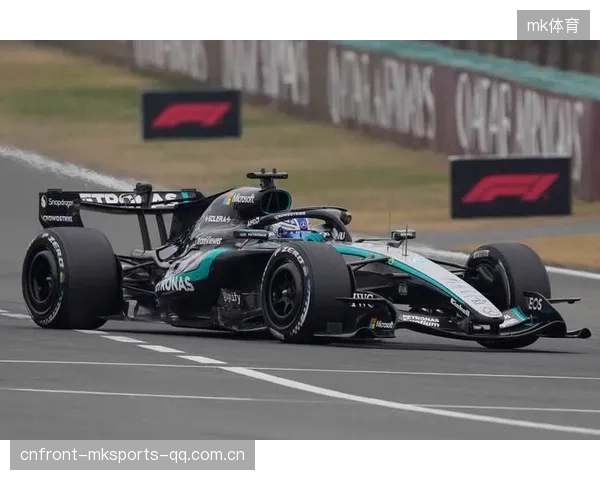 F1排位赛意外失误致冠军出局，车队内讧露端倪